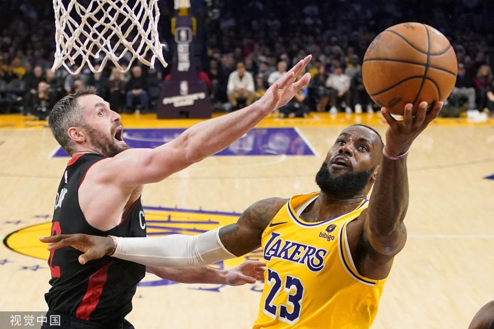 不仅突出了 不仅突出了